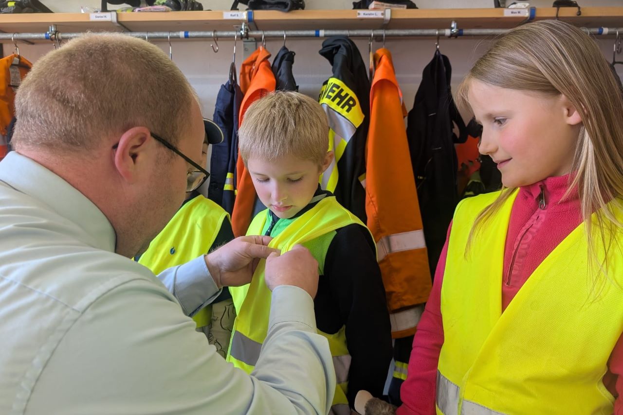 Gruppenbild geehrte, beförderte und Gäste