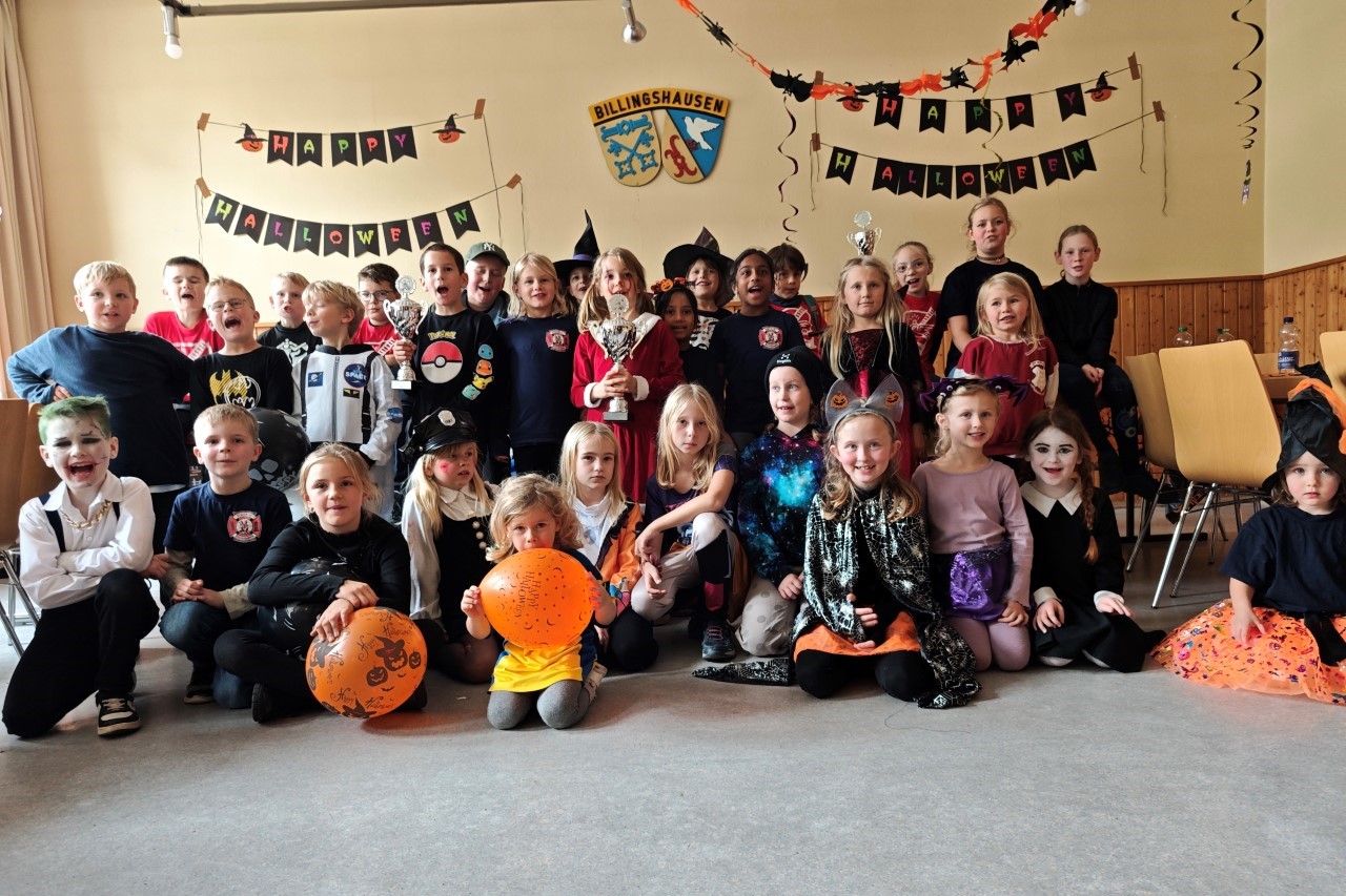 Gruppenbild geehrte, beförderte und Gäste