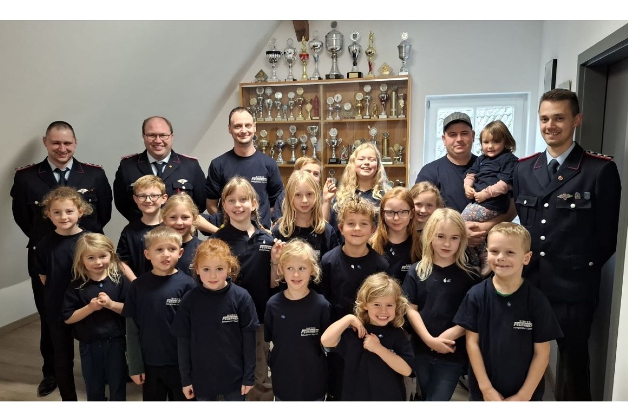 Gruppenbild geehrte, beförderte und Gäste