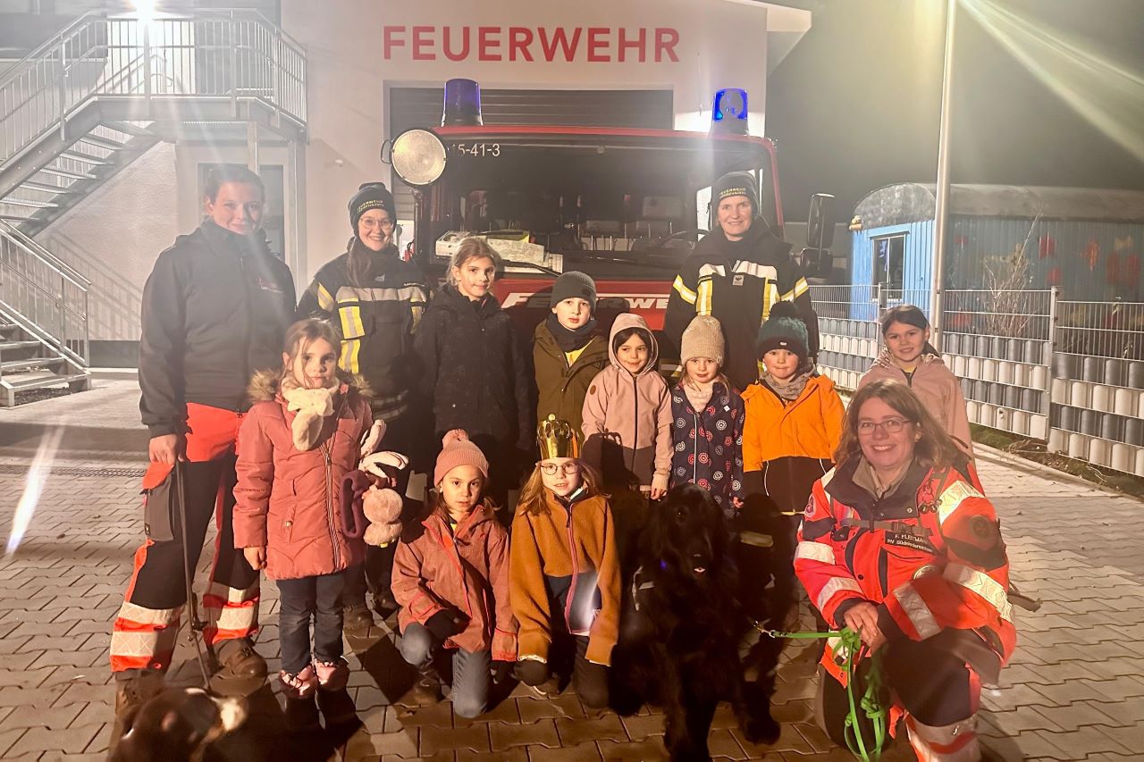 Gruppenbild geehrte, beförderte und Gäste