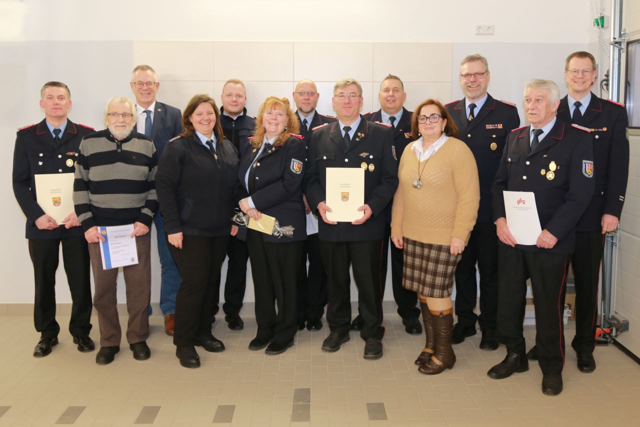 Gruppenbild geehrte, beförderte und Gäste