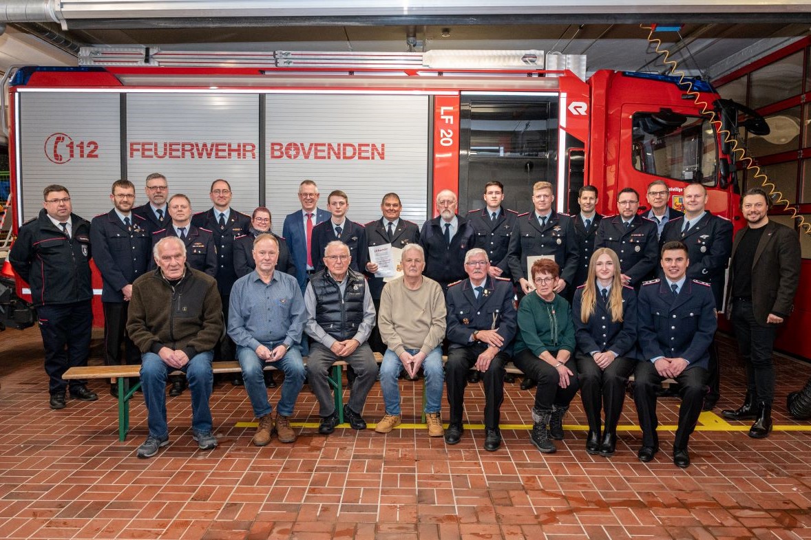 Gruppenbild geehrte, beförderte und Gäste
