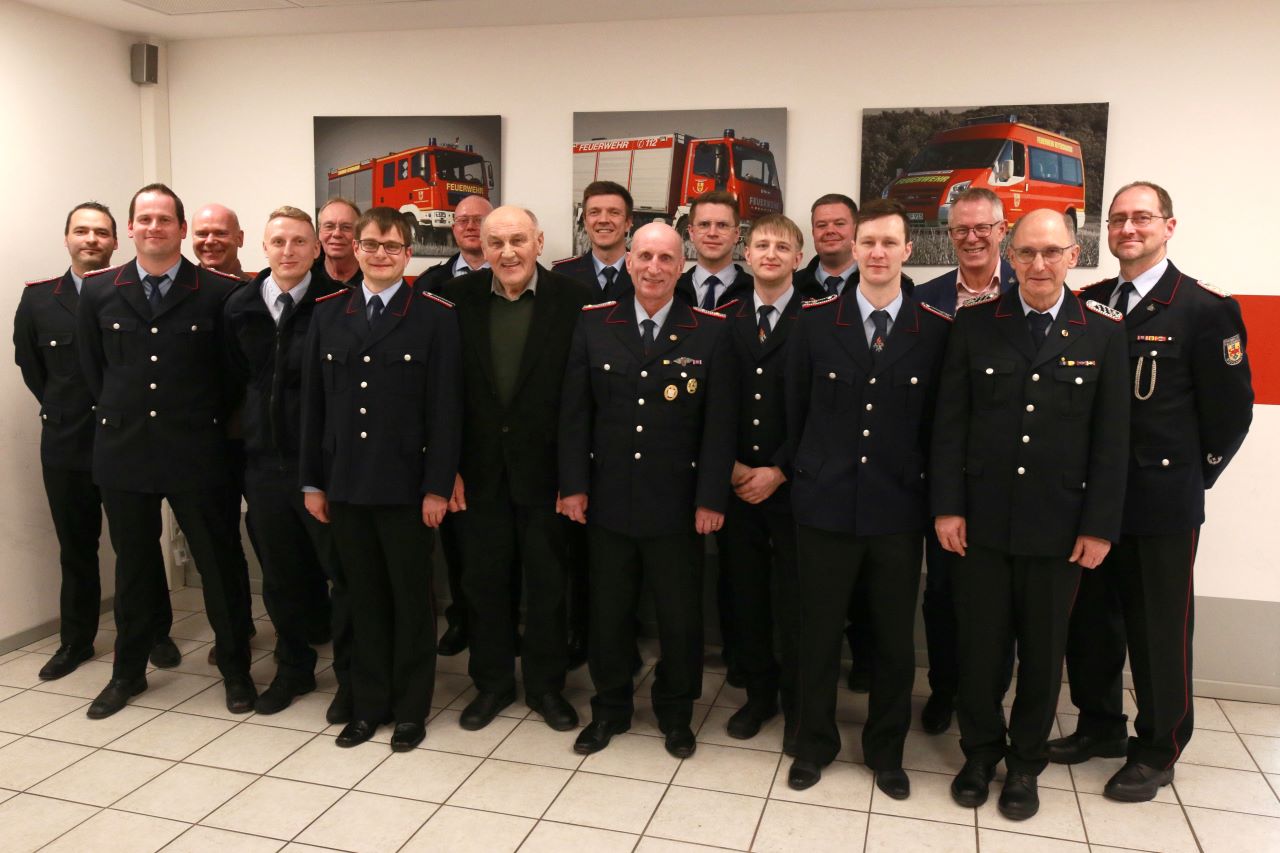 Gruppenbild geehrte, beförderte und Gäste