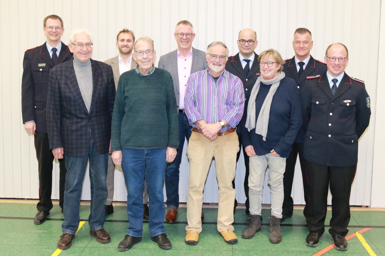 Gruppenbild geehrte, beförderte und Gäste