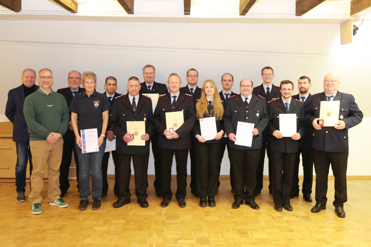 Gruppenbild geehrte, beförderte und Gäste