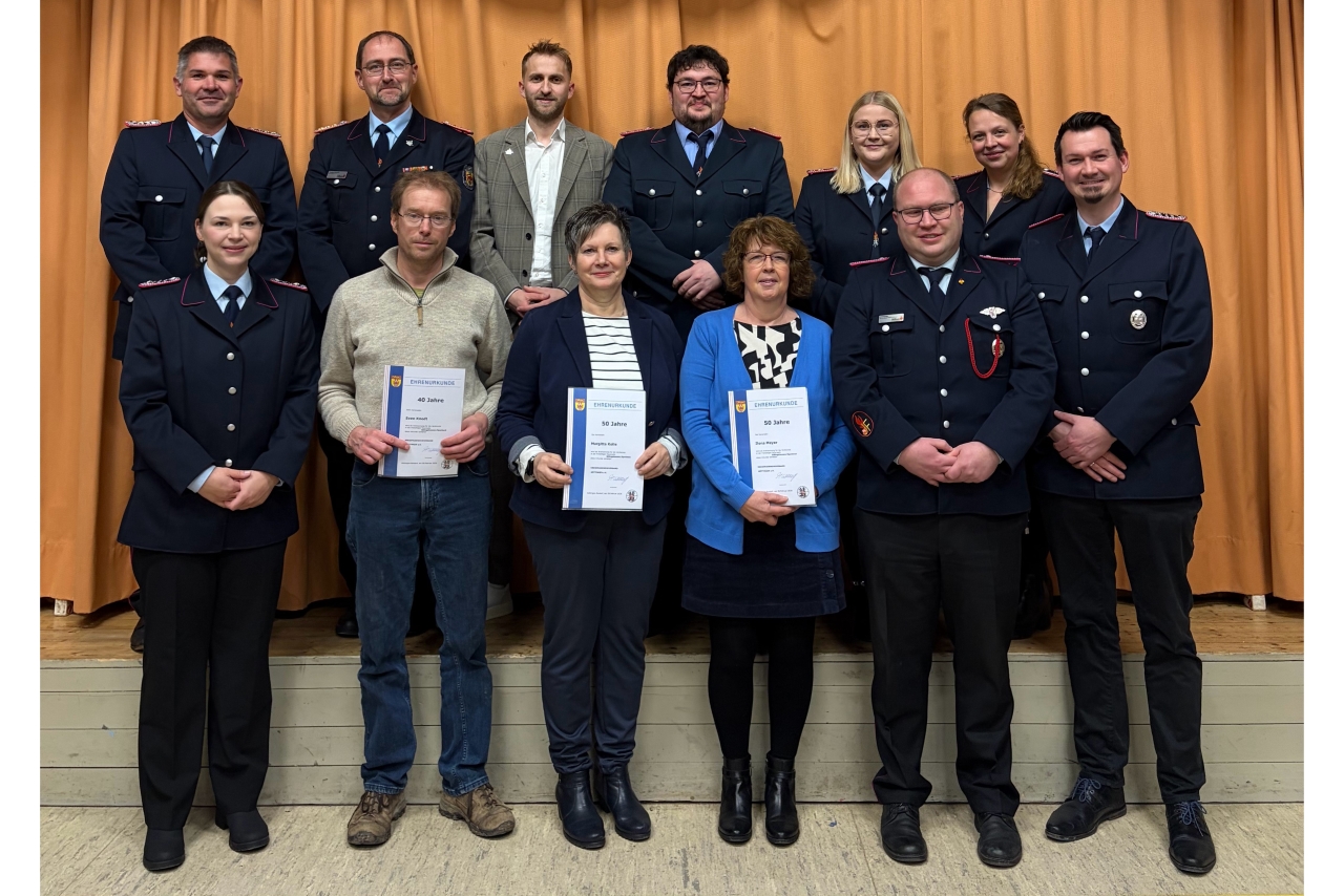 Gruppenbild geehrte, beförderte und Gäste