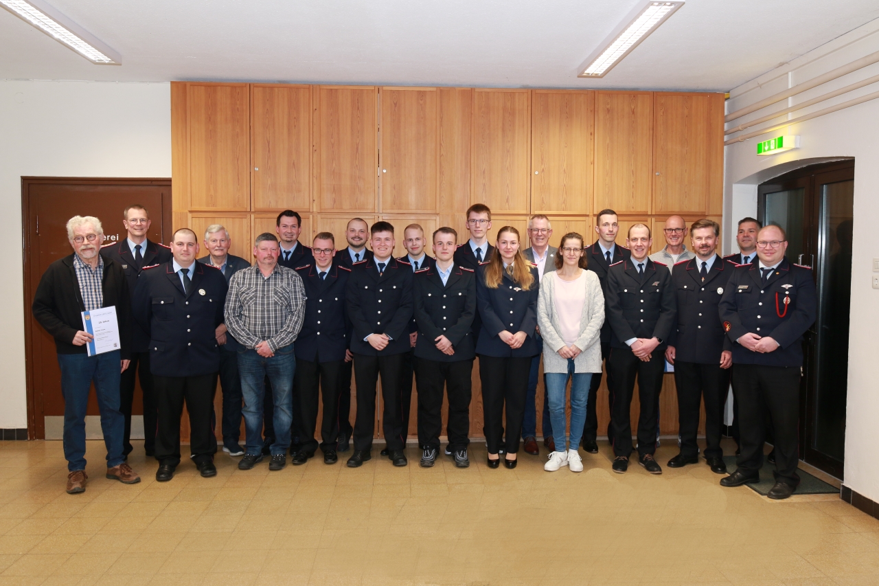 Gruppenbild geehrte, beförderte und Gäste