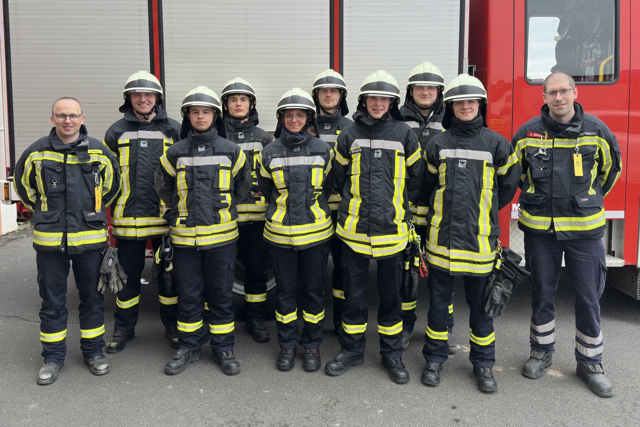 Gruppenbild geehrte, beförderte und Gäste
