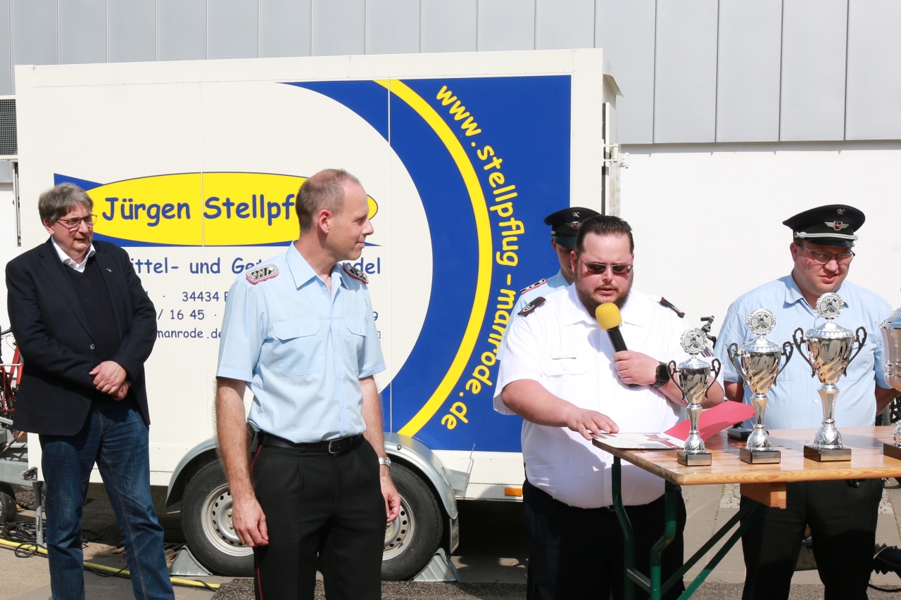Gruppenbild geehrte, beförderte und Gäste
