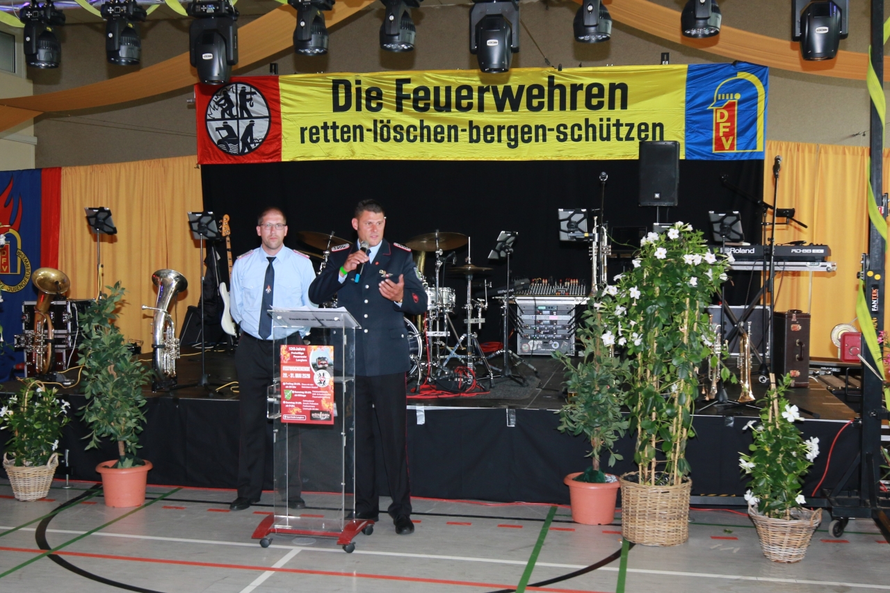 Gruppenbild geehrte, beförderte und Gäste