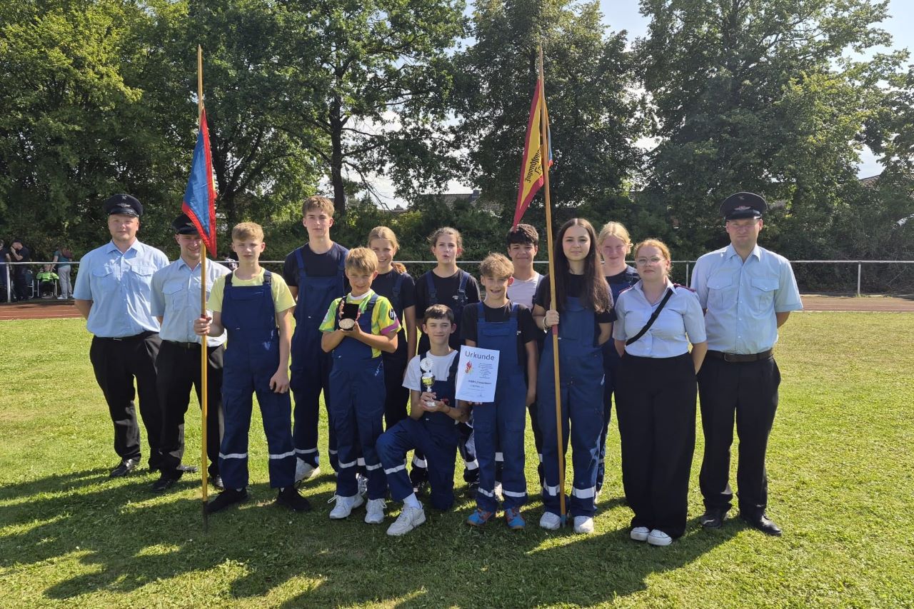 Gruppenbild geehrte, beförderte und Gäste