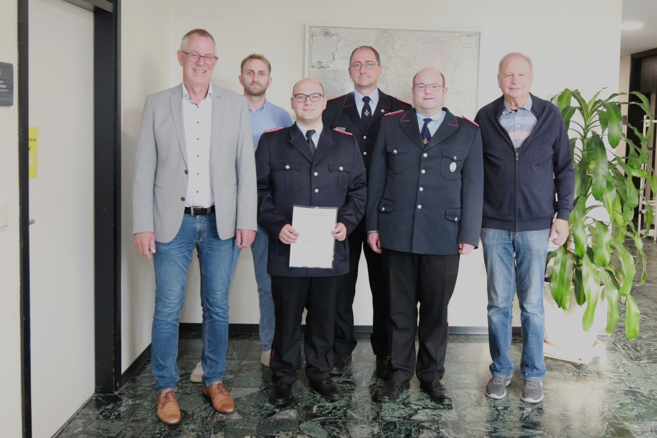 Gruppenbild geehrte, beförderte und Gäste