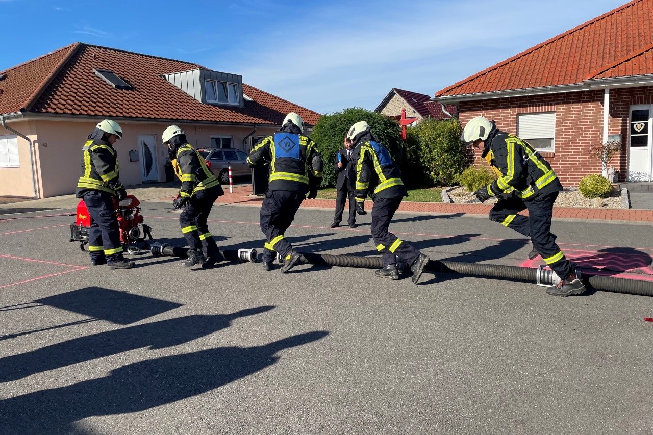 Gruppenbild geehrte, beförderte und Gäste